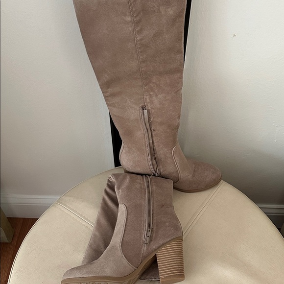 Women's Tan Knee-High Boots - Picture 3 of 4